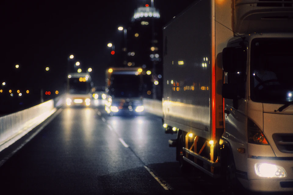 Caminhão em avenida à noite